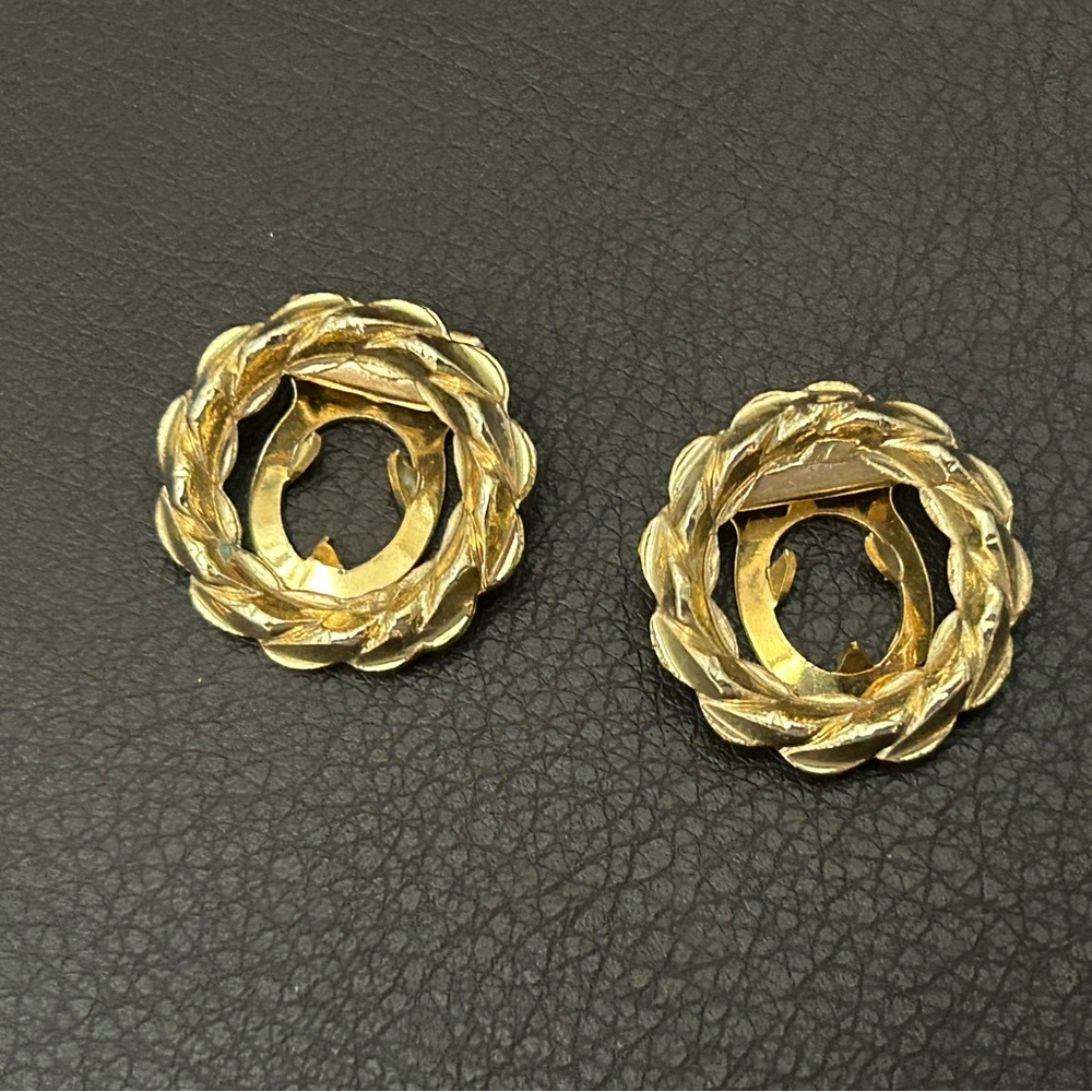 Gold Wreath Scarf Clips - Picture 5 of 5
